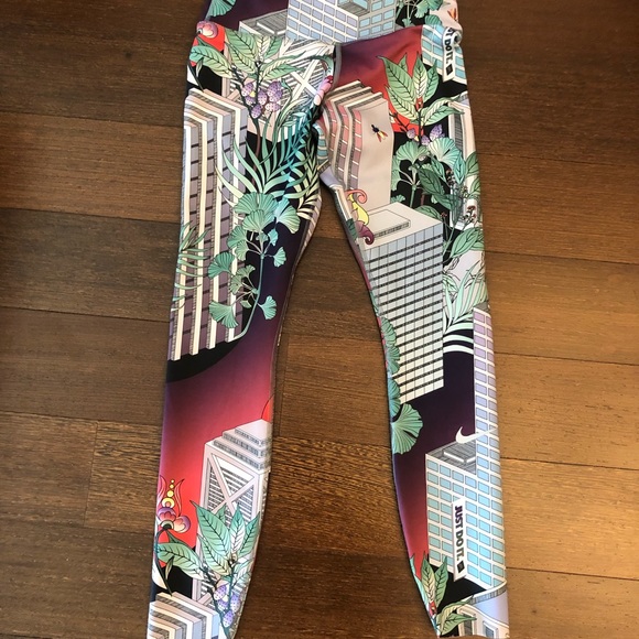 NWOT Nike colourful cityscape running leggings/tights - Picture 2 of 6
